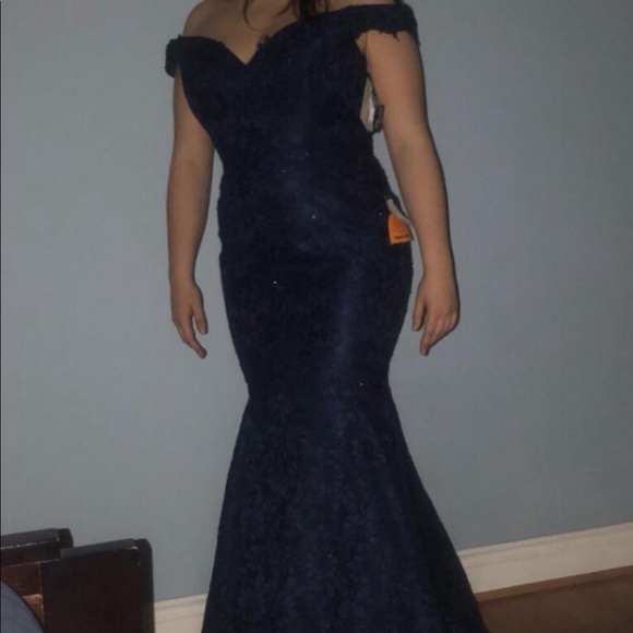 Stunning off the shoulder long dress NEW WITH TAGS - Picture 2 of 7